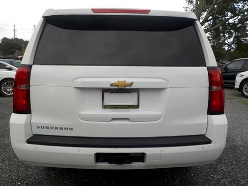 Used 2019 Chevrolet Suburban LT image 4