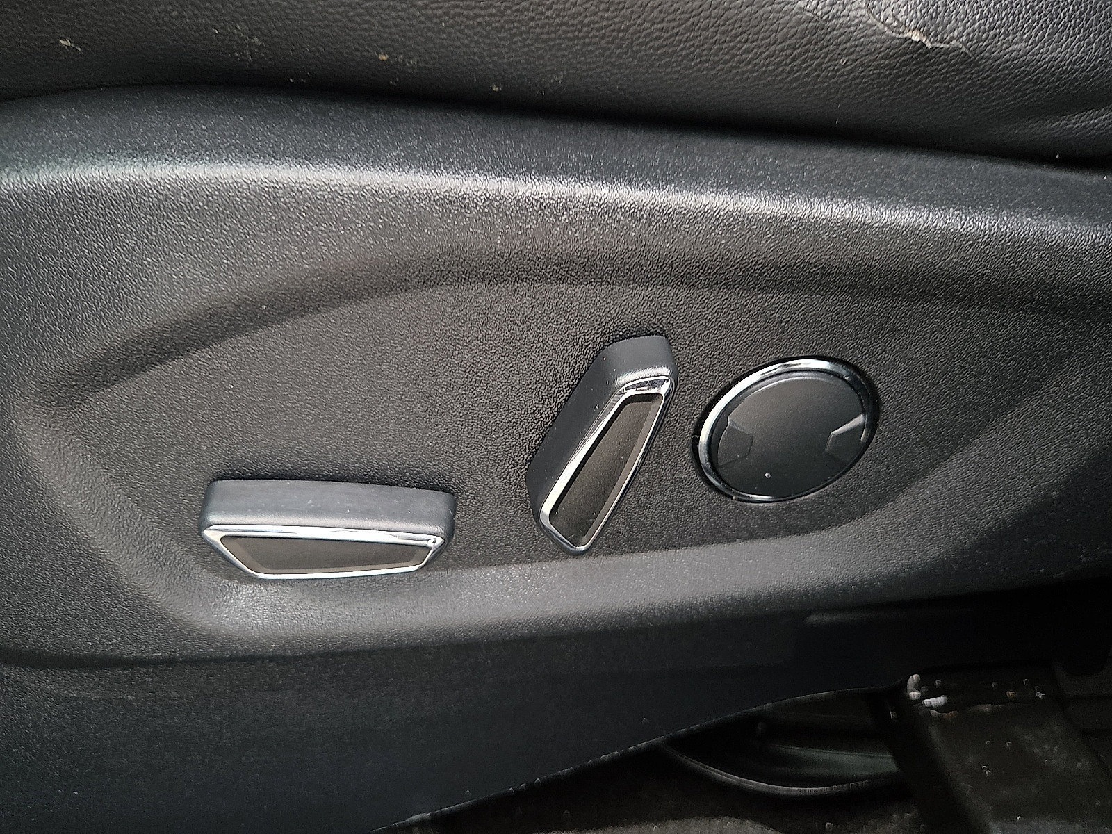 Used 2018 Ford Explorer XLT w/ Equipment Group 202A FWD image 16