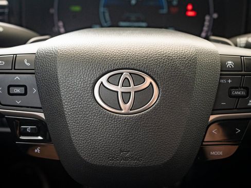 Used 2025 Toyota Camry SE image 24