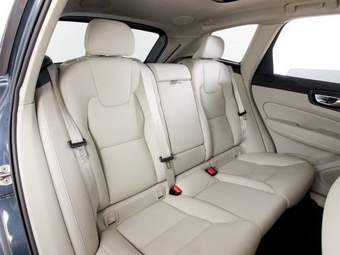 Certified 2023 Volvo XC60 B5 Plus w/ Climate Package AWD/4WD image 17