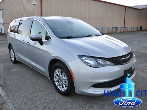 Used 2023 Chrysler Voyager LX image 7