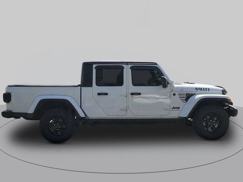 Used 2024 Jeep Gladiator Sport AWD/4WD image 2