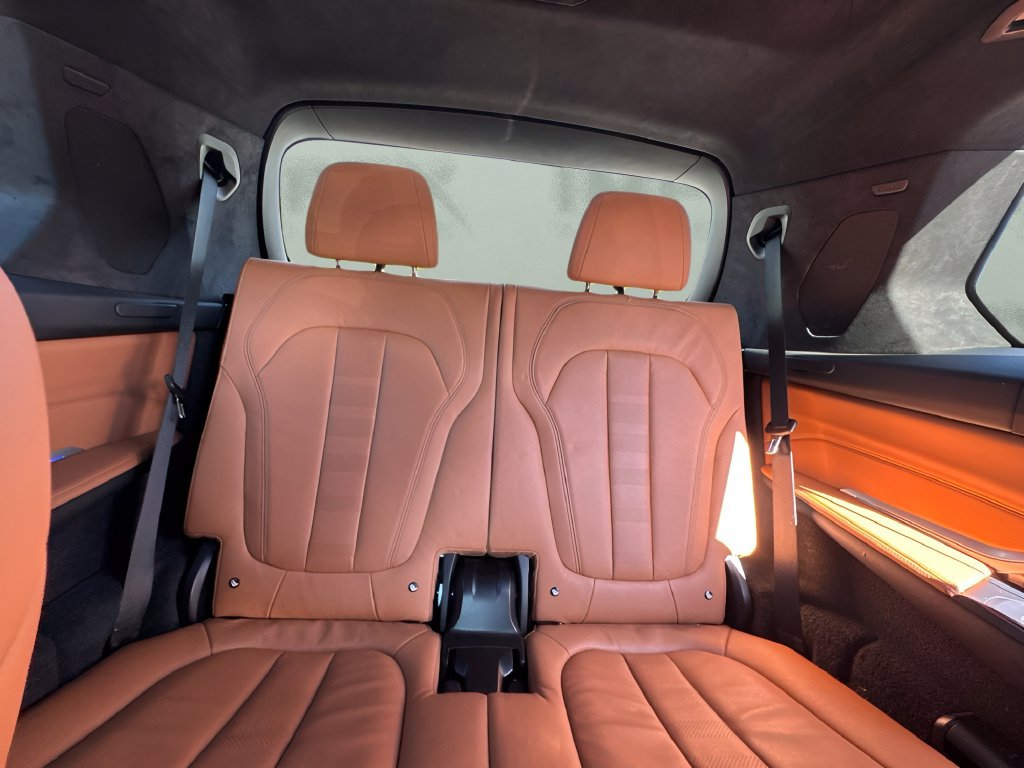 Used 2021 BMW X7 xDrive40i w/ M Sport Package AWD/4WD image 14