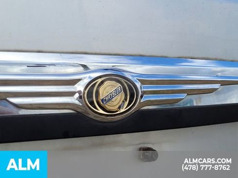 Used 2010 Chrysler Town & Country Touring image 11