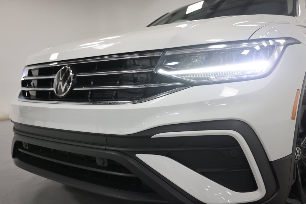 Used 2023 Volkswagen Tiguan SE w/ Panoramic Sunroof Package AWD/4WD image 12