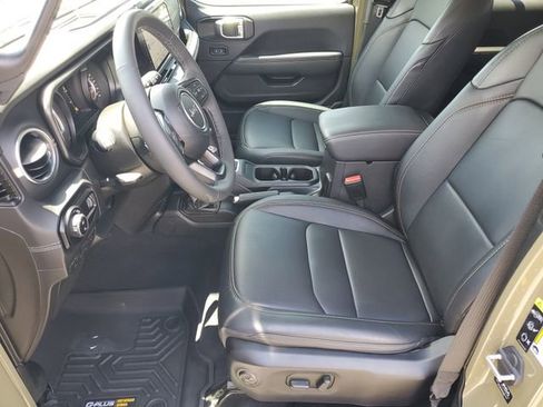 Used 2025 Jeep Gladiator Sport AWD/4WD image 5