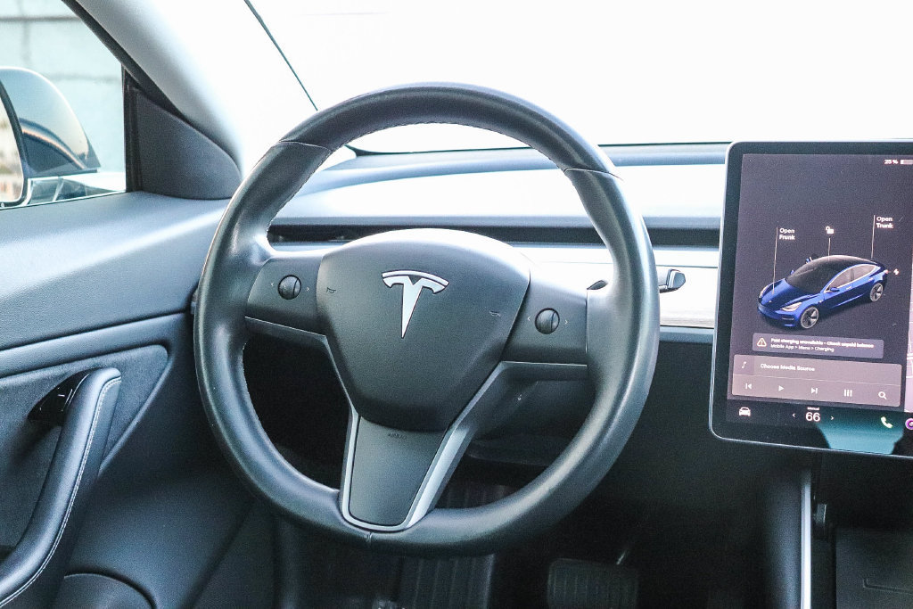 Used 2018 Tesla Model 3 Long Range RWD image 17