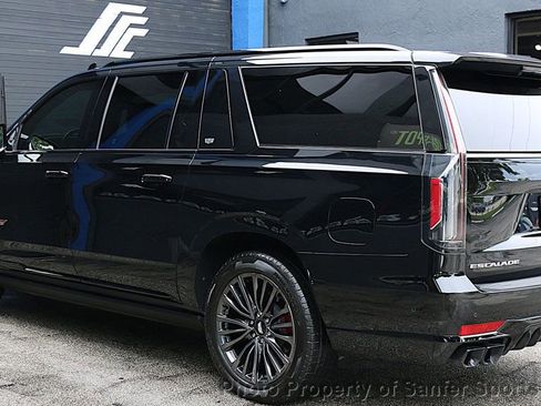 Used 2024 Cadillac Escalade ESV V AWD/4WD image 5
