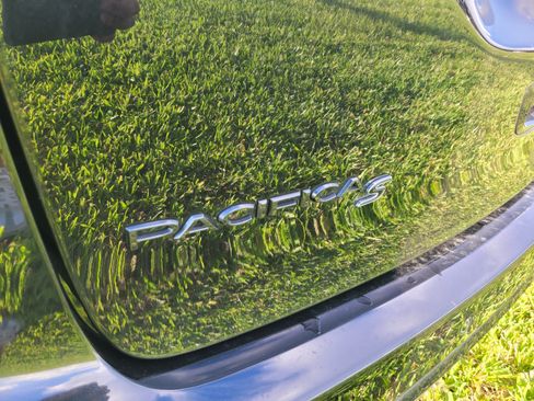 Used 2020 Chrysler Pacifica Limited w/ Advanced Safetytec Group FWD image 7