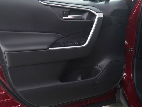 Used 2025 Toyota RAV4 XLE image 18