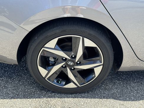 Used 2023 Hyundai Elantra Limited image 17
