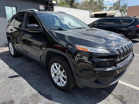 Used 2017 Jeep Cherokee Latitude w/ Safety/Convenience Group FWD image 3