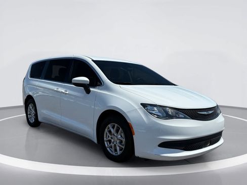Used 2022 Chrysler Voyager LX FWD image 5