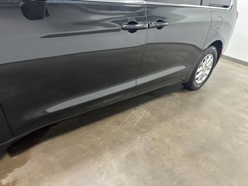 Used 2023 Chrysler Pacifica Touring-L FWD image 10