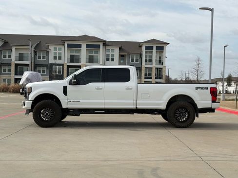 Used 2022 Ford F250 Lariat w/ Black Appearance Package image 4