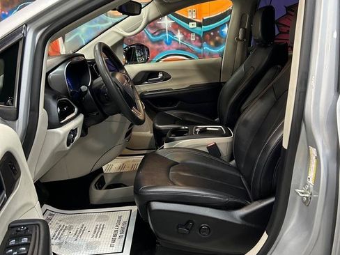 Used 2024 Chrysler Pacifica Touring-L image 22