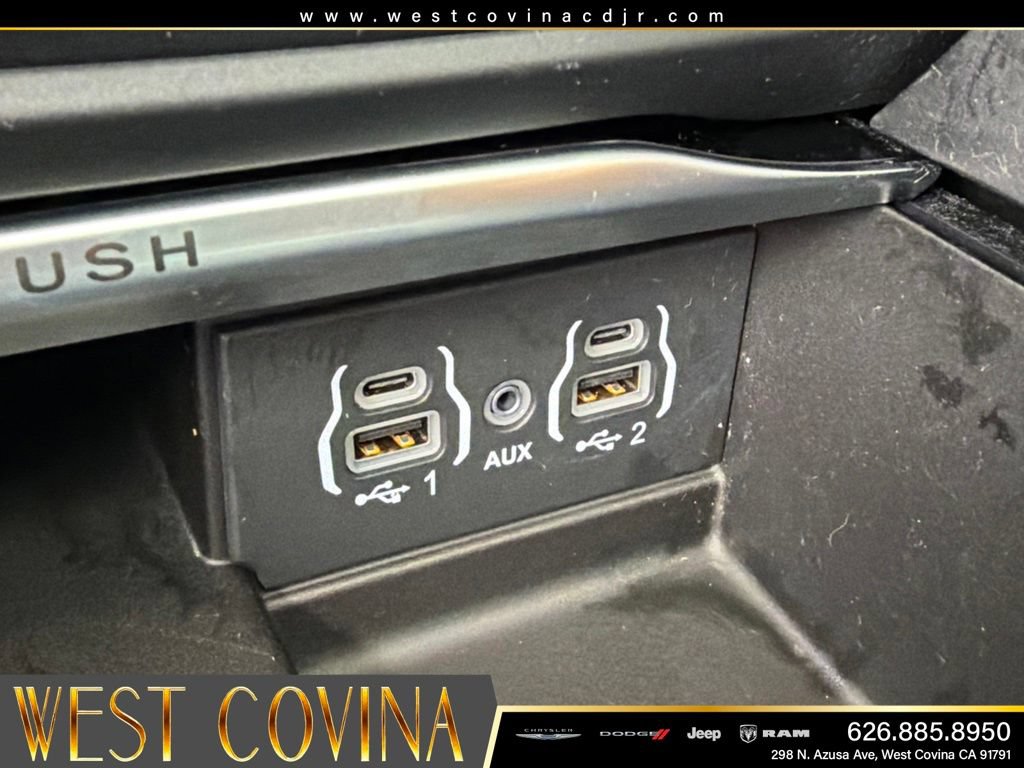 Used 2023 Chrysler Pacifica Pinnacle FWD image 33