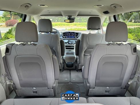 Used 2021 Chrysler Pacifica Touring image 27