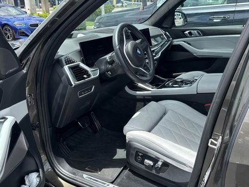 Used 2025 BMW X7 xDrive40i w/ M Sport Package AWD/4WD image 4