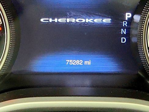 Used 2018 Jeep Cherokee Overland w/ Technology Group AWD/4WD image 15