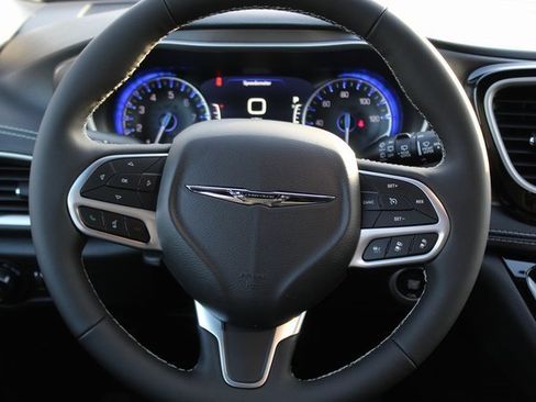 New 2026 Chrysler Pacifica Select image 13