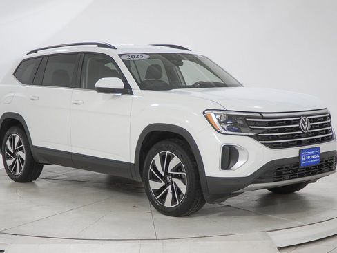 Used 2025 Volkswagen Atlas SE image 17