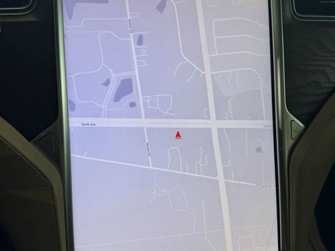 Used 2017 Tesla Model X 90D image 31