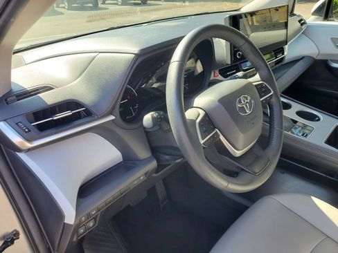 Certified 2025 Toyota Sienna XLE FWD image 20