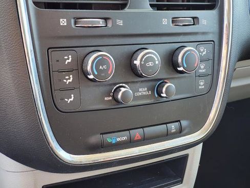 Used 2019 Dodge Grand Caravan SE w/ UConnect Hands-Free Group FWD image 15