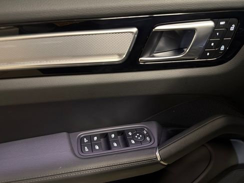 Used 2023 Porsche Cayenne Platinum Edition w/ Towing Package w/o Tow Ball AWD/4WD image 10