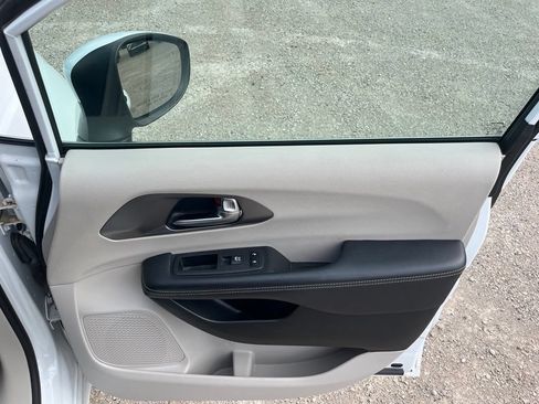 Used 2023 Chrysler Pacifica Touring-L FWD image 40