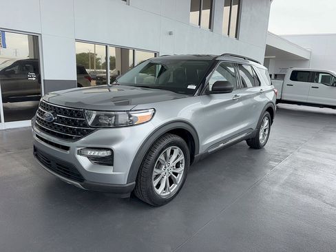 Used 2023 Ford Explorer XLT w/ Equipment Group 202A RWD image 2