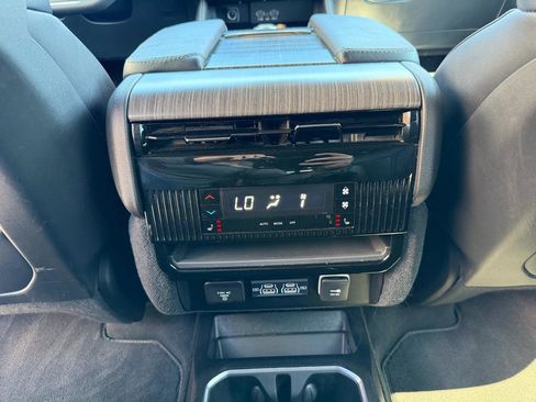 Used 2024 Jeep Wagoneer L Series II AWD/4WD image 20