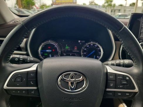 Used 2022 Toyota Highlander XLE AWD/4WD image 22
