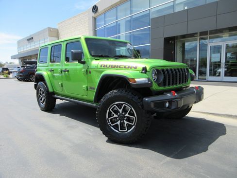 Used 2025 Jeep Wrangler Unlimited Rubicon w/ Convenience Group AWD/4WD image 15