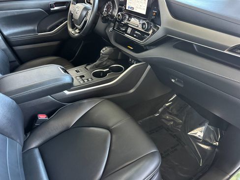 Used 2024 Toyota Highlander XLE FWD image 16