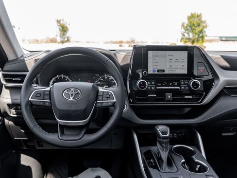 Used 2023 Toyota Highlander LE AWD/4WD image 17