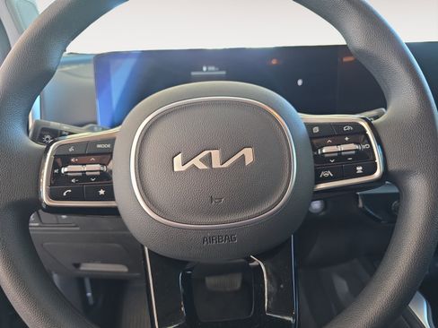 Certified 2025 Kia Sorento LX image 11