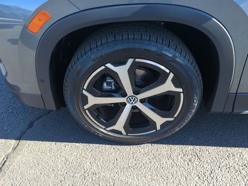 Certified 2025 Volkswagen Tiguan SE image 25