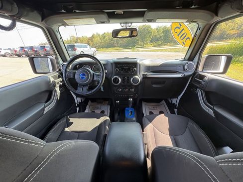 Used 2015 Jeep Wrangler Unlimited Sahara w/ Connectivity Group image 27