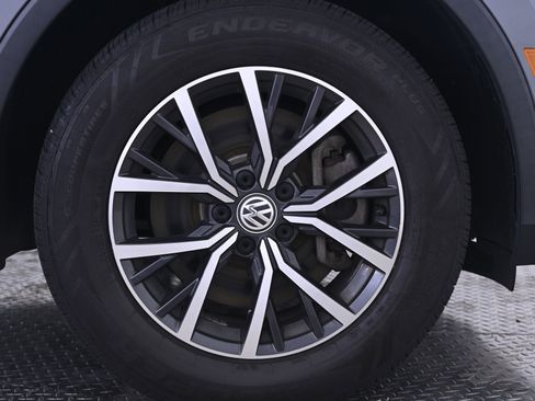 Used 2018 Volkswagen Tiguan SE AWD/4WD image 14