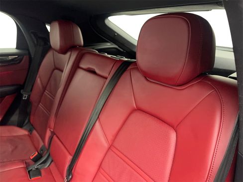 Used 2020 Porsche Cayenne w/ Premium Package image 33