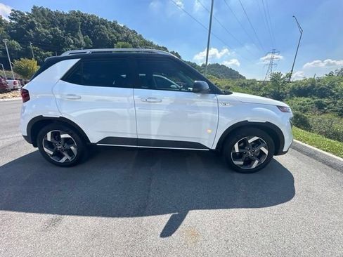 Used 2022 Hyundai Venue Limited FWD image 5