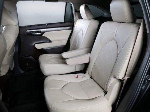 Used 2021 Toyota Highlander Platinum image 11
