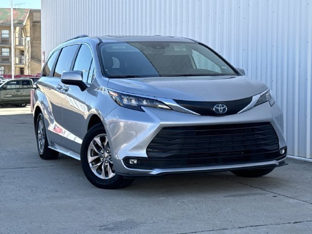 Used 2025 Toyota Sienna XLE FWD image 2