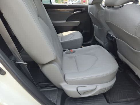 Used 2021 Toyota Highlander Limited FWD image 20