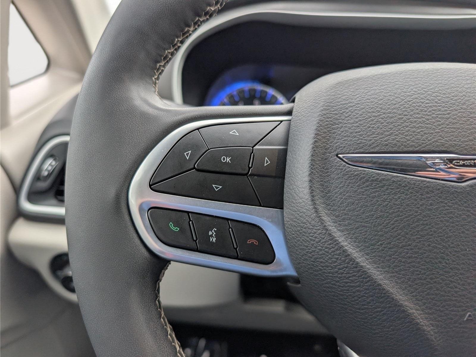 Used 2024 Chrysler Pacifica Touring-L FWD image 25