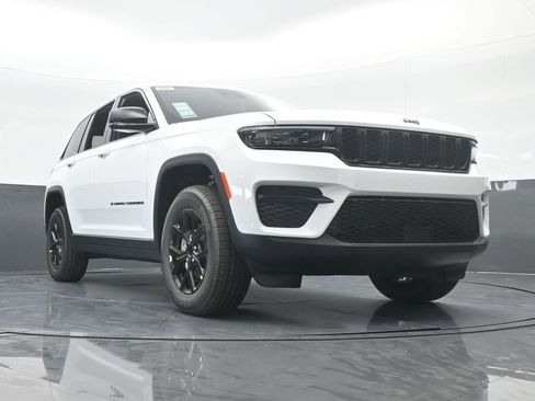 Used 2025 Jeep Grand Cherokee Altitude image 57