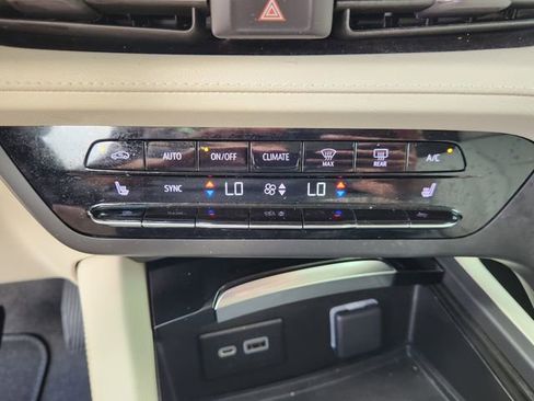 Used 2023 Buick Envision Essence image 18