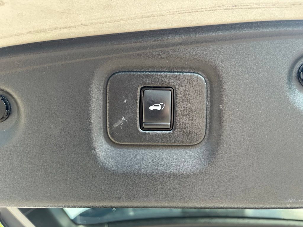 Used 2020 Nissan Pathfinder SL FWD image 16